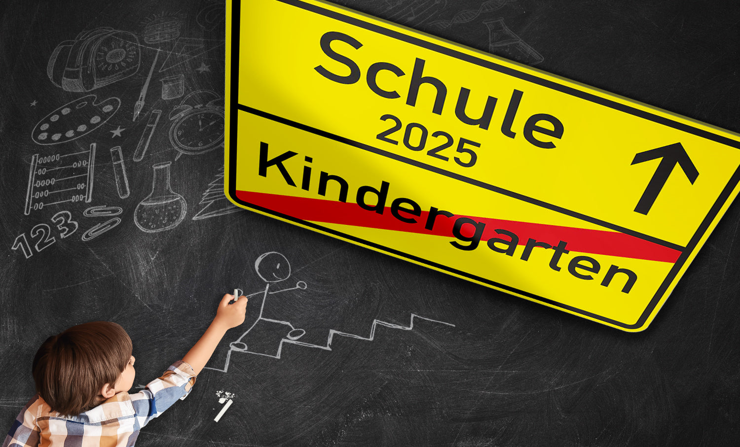 Das Bild zeigt einen kleinen Jungen, der etwas an eine Tafel malt. Darüber ist groß eine Ortstafel zu sehen, auf der der Kindergarten durchgestrichen ist und der Weg Richtung Schule zeigt. Ein passendes Geschenk zum Schulanfang 2025.